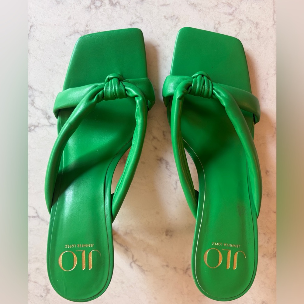 J Lo Kitten Heel in Apple - Size 10